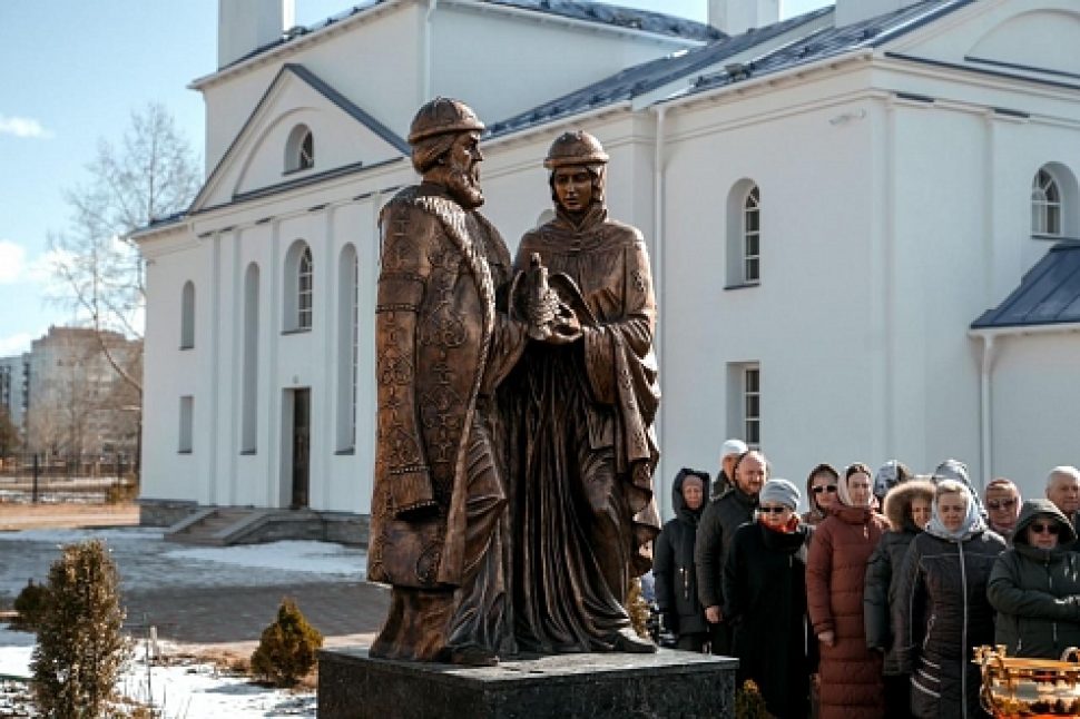 В Северодвинске освятили памятник святым благоверным князьям Петру и Февронии
